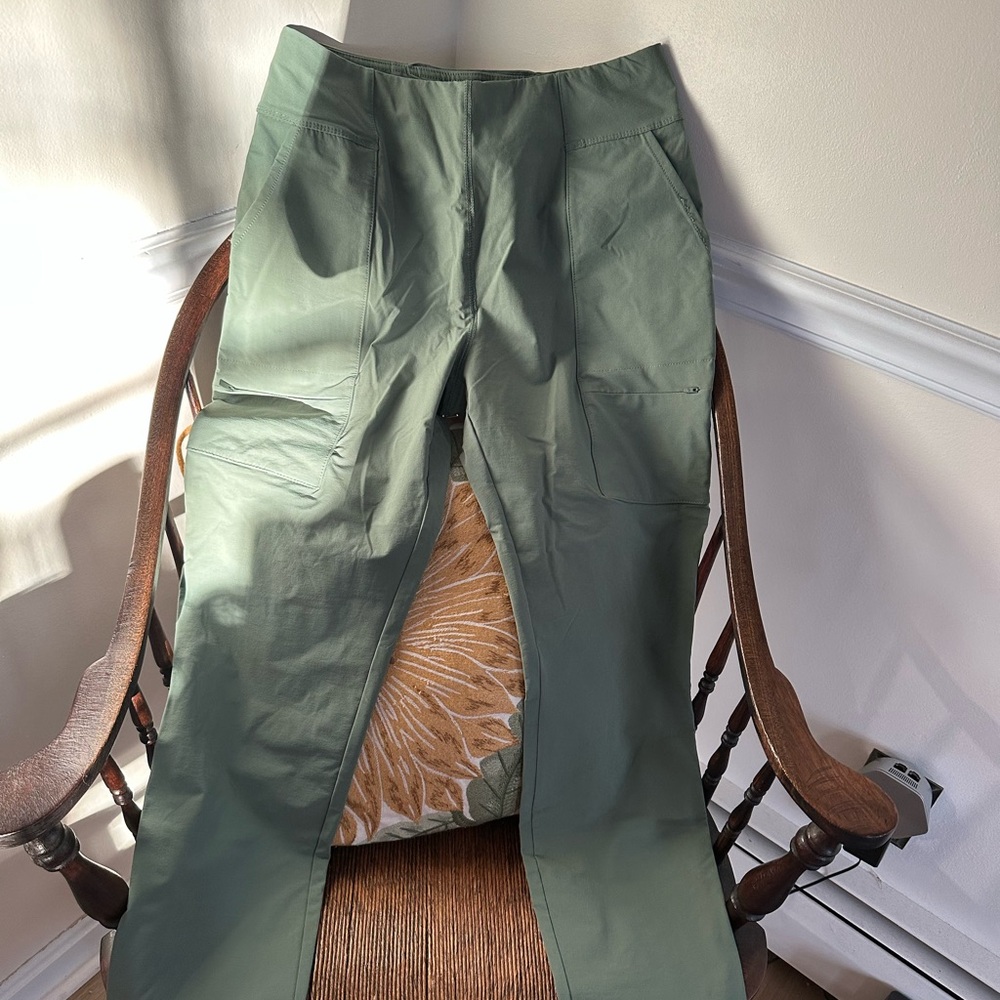 Fabletics High-Waisted Hybrid Cargo Pants Size M